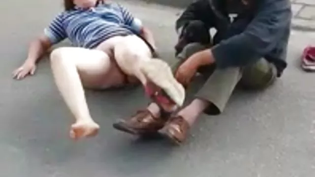 कार के पास बुत