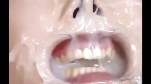 फैट सीढ़ी में एक blowjob करता है