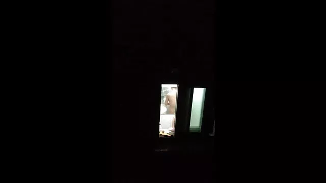 यंग गोरा ने एक पतला पड़ोसी दिया है