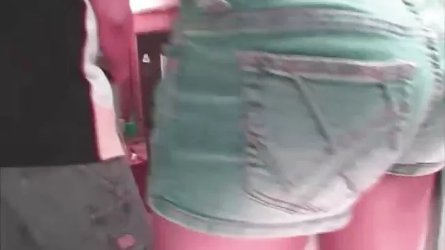 लड़के की एक प्रेमिका है और वह लड़कियों के चेहरे पर झांकता है