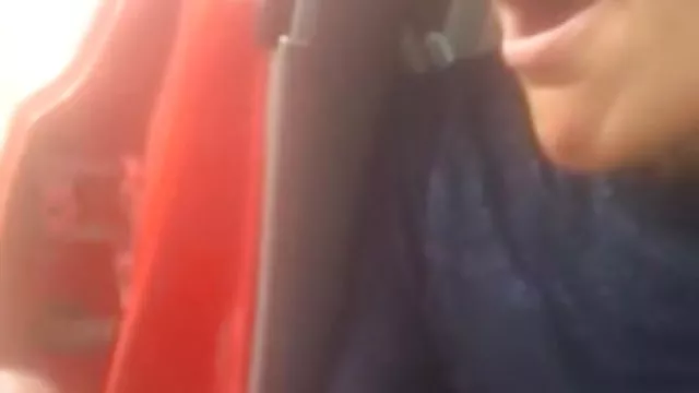 तीन लड़कियां एक-दूसरे को छूती हैं