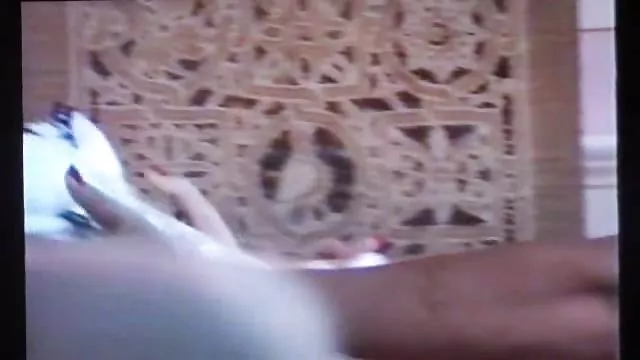 पत्नी जंगल की झील में सोती है