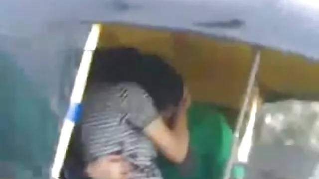 एक कुतिया की तरह फर्श पर हस्तमैथुन और सहवास।