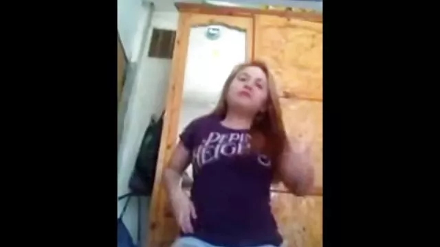 लड़की कैमरे पर blowjob करने की कोशिश करती है