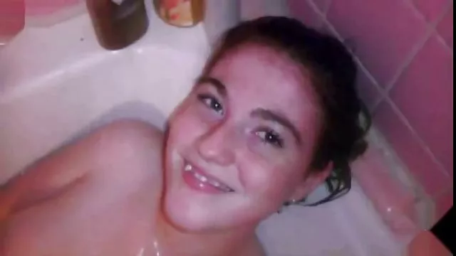 BBW वेब कैमरा बालों वाले छेद को छूता है