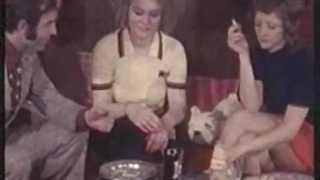 Oily नौकरानी विशाल स्तन गड़बड़ मेहमानों के साथ