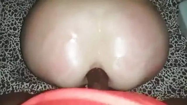 स्टोर के शौचालय में पैसे के लिए गुदा के साथ त्रिगुट