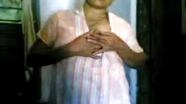 समलैंगिक प्रेमिका अनुभाग और गड़बड़ phallus कुर्सी में