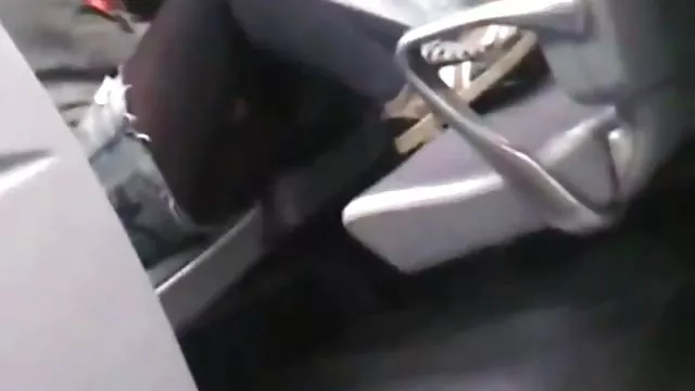 स्कर्ट के नीचे से झटके से झलक और गोरी मेज पर दी