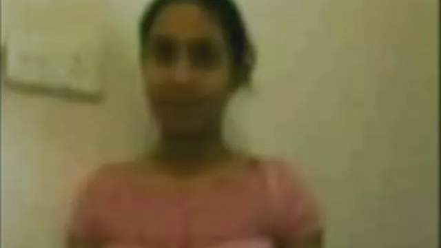 एक खूबसूरत गधे के साथ कमबख्त लड़की