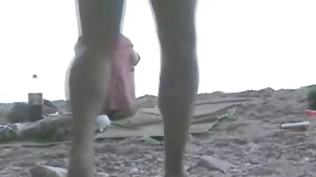 स्टॉकिंग्स में सौंदर्य खुद को बिस्तर में लेटा हुआ सहलाता है