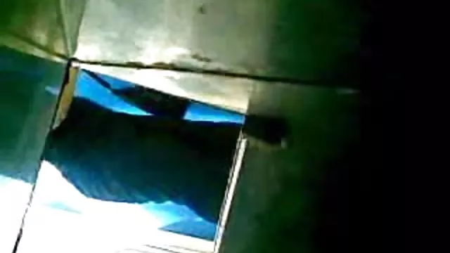 मालिश करने वाले ने छोटी लड़की के छेद को तैयार किया और उसमें अपना ड्रिंक डाल दिया