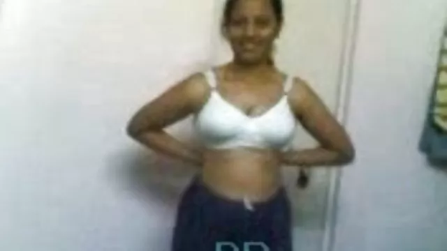 किशोर स्वेता बाथरूम में विभिन्न सेक्सी पोज़ की कोशिश करती है