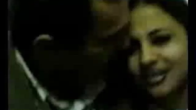 बहादुर लड़की ने एक नए पड़ोसी को बहकाया