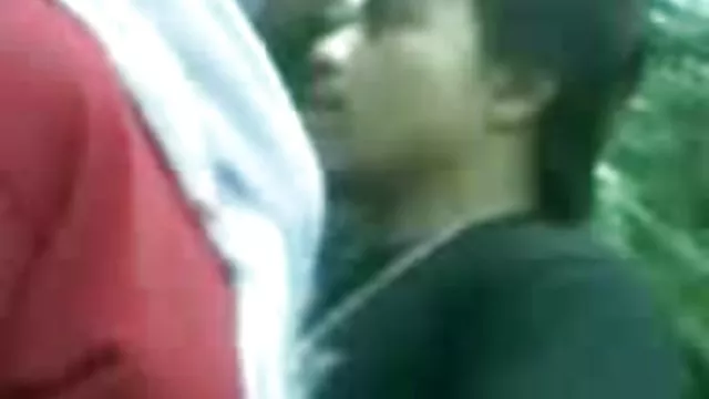 बालकनी पर एक गोरा बेंट