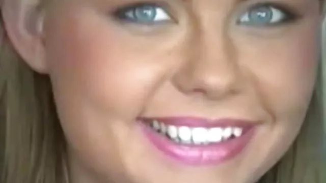 पैसे के लिए वेब चैट खेलते युवा जोड़े