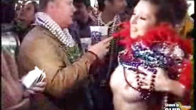 मोमबत्तियों के साथ एक युवा जोड़े का रोमांटिक सेक्स